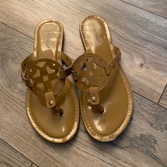 PIERRE DUMAS WOMEN'S‎ LIMIT-20 MEDALLION FLIP FLOP SANDALS MOCHA 7.5 - Picture 4 of 8